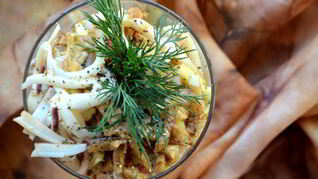 Салат из кальмаров и запеченного сельдерея