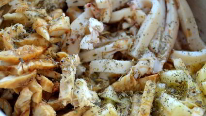 салат из кальмаров и запеченного сельдерея