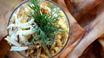 салат из кальмаров и запеченного сельдерея