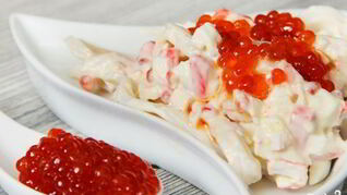 Салат из кальмаров с красной икрой