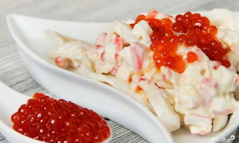 Рецепт салат из кальмаров с красной икрой
