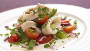 Салат из кальмаров с огурцами