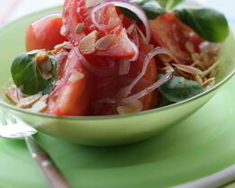 Салат из мясистых помидоров, красного лука и минда