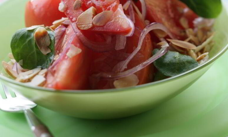 Рецепт салат из мясистых помидоров, красного лука и минда