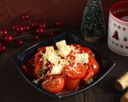 Салат из помидоров и маринованных перцев