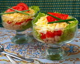 Салат из рыбных консервов с помидорами и сыром