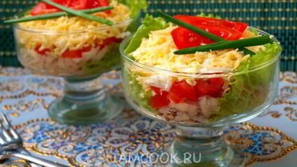 салат из рыбных консервов с помидорами и сыром