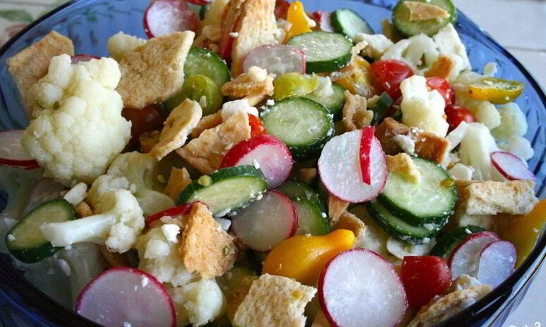 Рецепт салат из цветной капусты, огурцов и сухариков