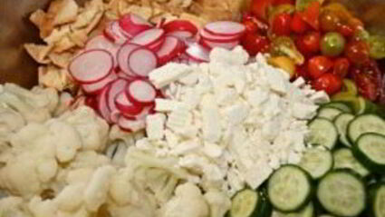 салат из цветной капусты, огурцов и сухариков