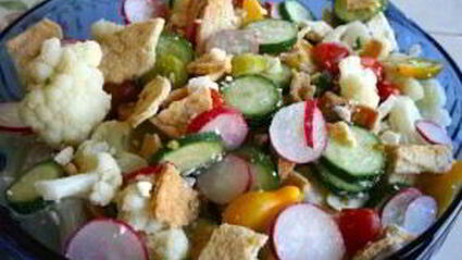 салат из цветной капусты, огурцов и сухариков