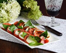 Салат Капрезе классический с моцареллой