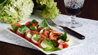Салат Капрезе классический с моцареллой