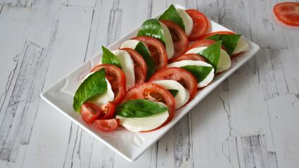 салат капрезе классический с моцареллой