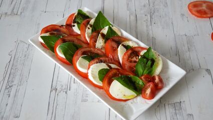 салат капрезе классический с моцареллой