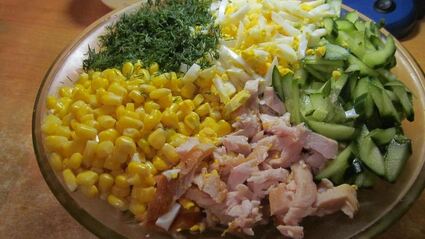 салат копченая грудка кукуруза