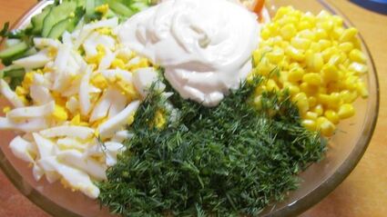 салат копченая грудка кукуруза