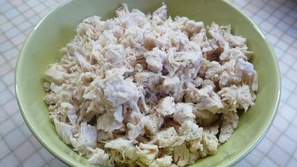 салат подарок с курицей и маринованными шампиньонами