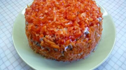 салат подарок с курицей и маринованными шампиньонами