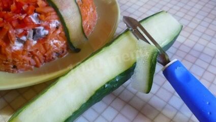 салат подарок с курицей и маринованными шампиньонами