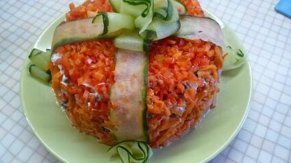 салат подарок с курицей и маринованными шампиньонами