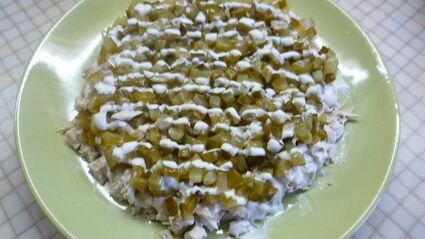 салат подарок с курицей и маринованными шампиньонами