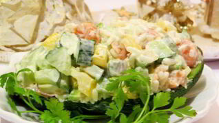 Салат с авокадо и форелью