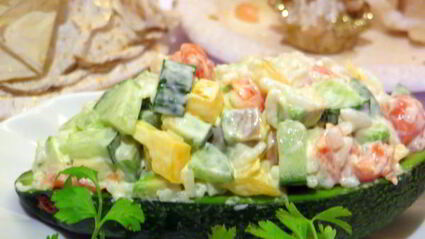 салат с авокадо и форелью