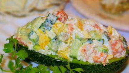 салат с авокадо и форелью