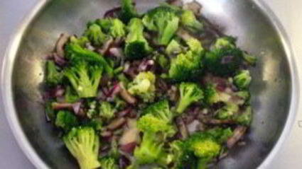 салат с брокколи и грибами