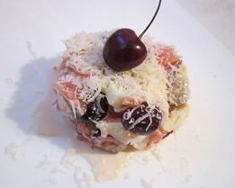 Салат с фруктами и куриной грудкой