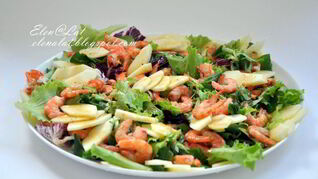 Салат с креветками и яблоками