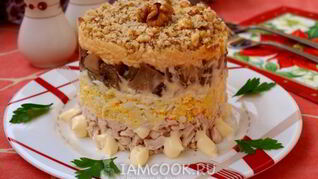 Салат с курицей, грибами и грецкими орехами