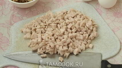 салат с курицей, грибами и грецкими орехами