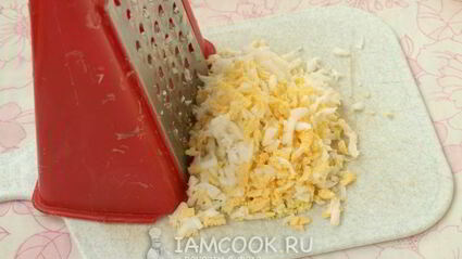 салат с курицей, грибами и грецкими орехами