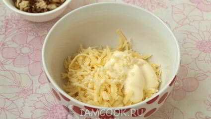 салат с курицей, грибами и грецкими орехами