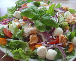 Салат с лососем и моцареллой