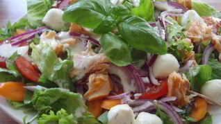 Салат с лососем и моцареллой