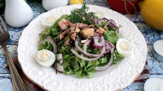 Салат с маринованными морепродуктами