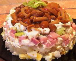 Салат с маринованными опятами и ветчиной