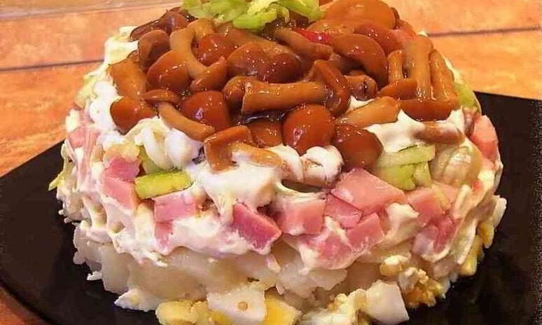 Рецепт салат с маринованными опятами и ветчиной