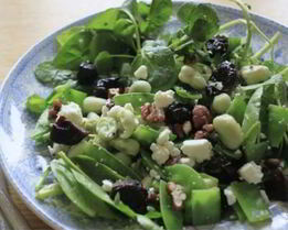 Салат с орехами и черносливом