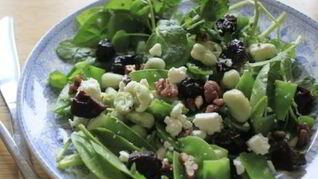 Салат с орехами и черносливом