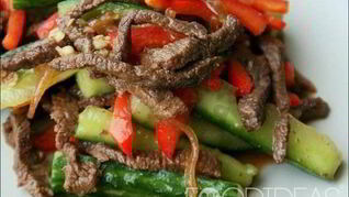 Салат с отварной говядиной и болгарским перцем и огурцом