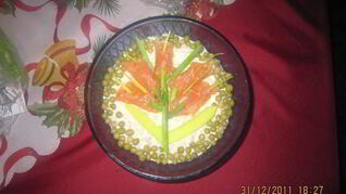 Салат с печенью трески и соленым огурцом