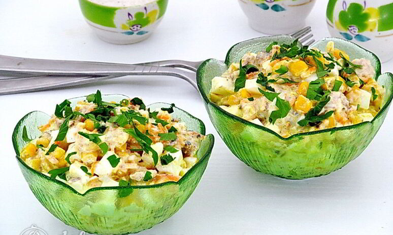 Рецепт салат с рыбными консервами и кукурузой