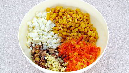 салат с рыбными консервами и кукурузой