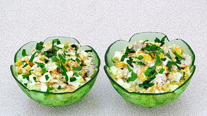 салат с рыбными консервами и кукурузой