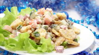 Салат с сухариками Праздничный