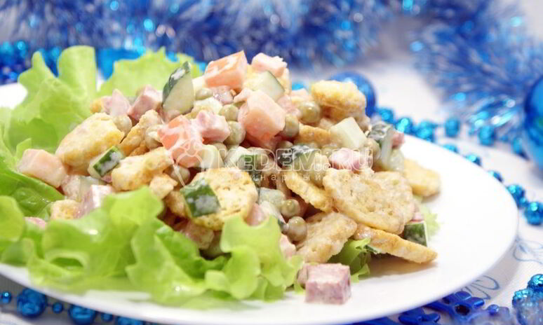Рецепт салат с сухариками праздничный