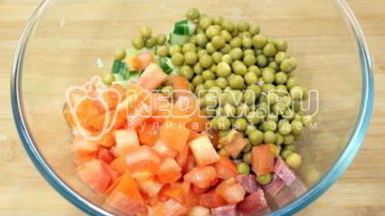 салат с сухариками праздничный